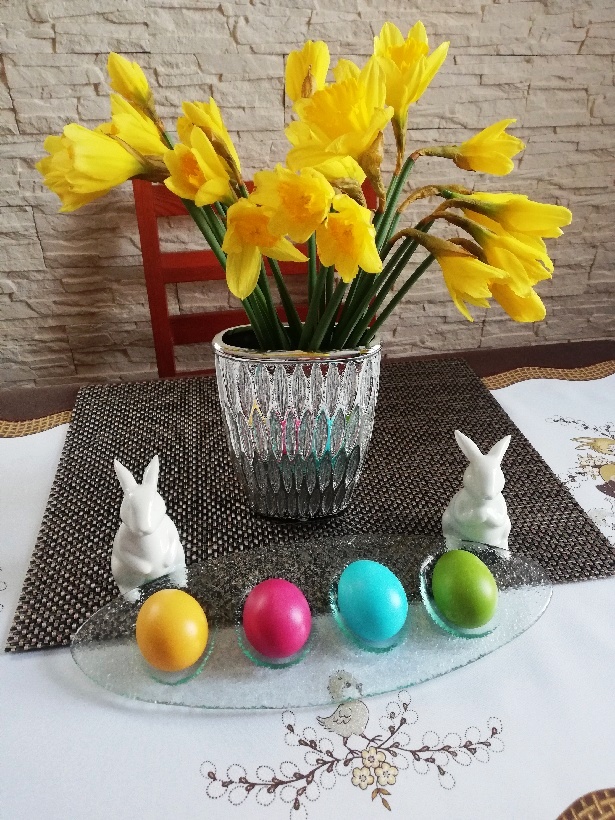 Spokojnych i zdrowych Świąt Wielkanocnych.